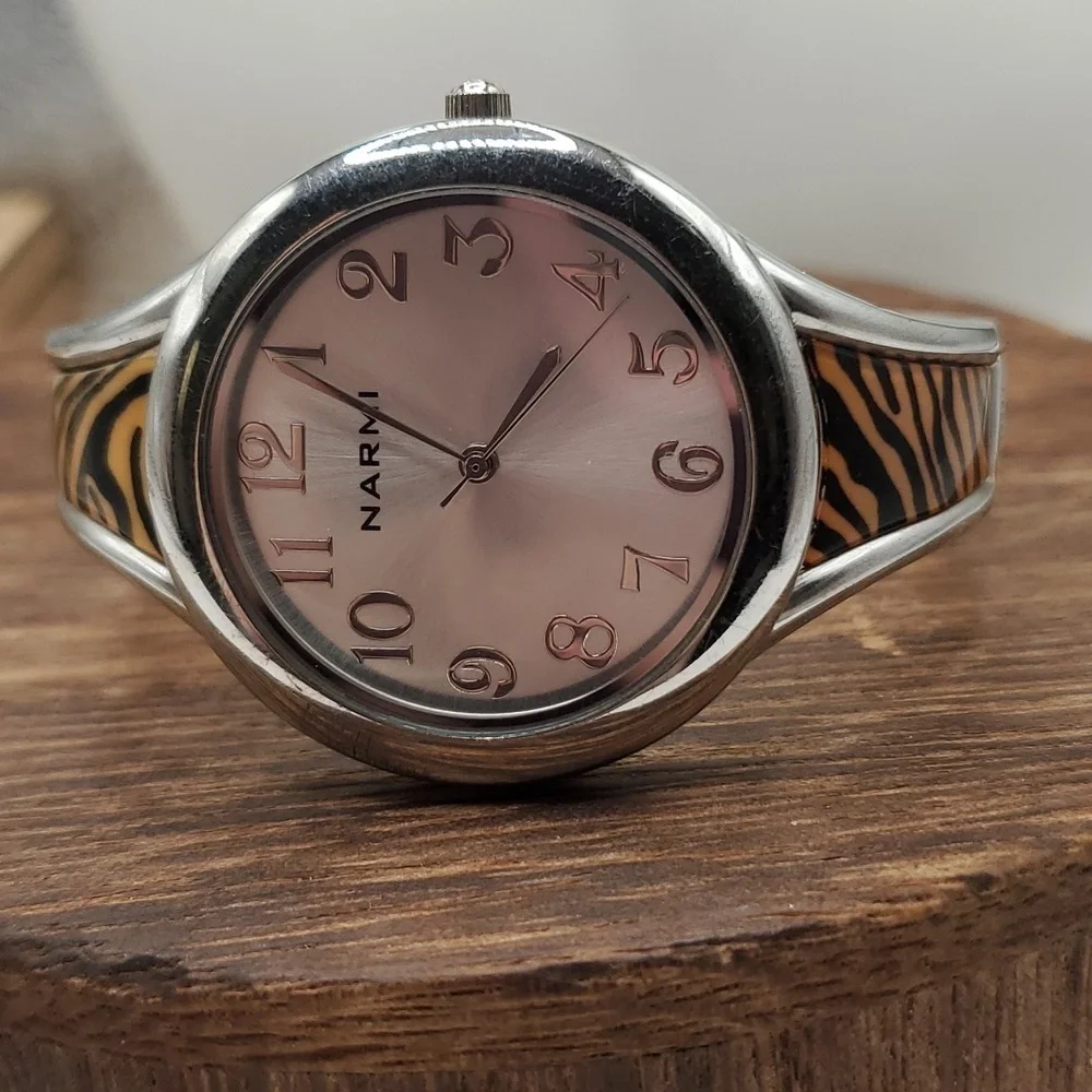 B1923‎ lepord print narmi watch cuff needs batteries vintage